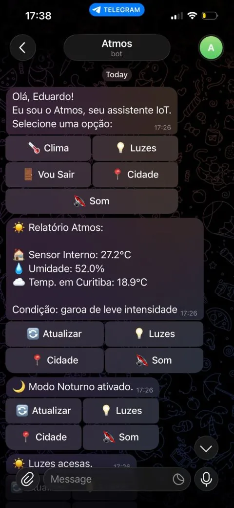 Conversa no Telegram com o bot do Atmos: os botões Clima, Luzes, Vou Sair, Cidade e Som, e um relatório com sensor interno de 27,2 graus, umidade de 52 por cento e a temperatura de Curitiba.